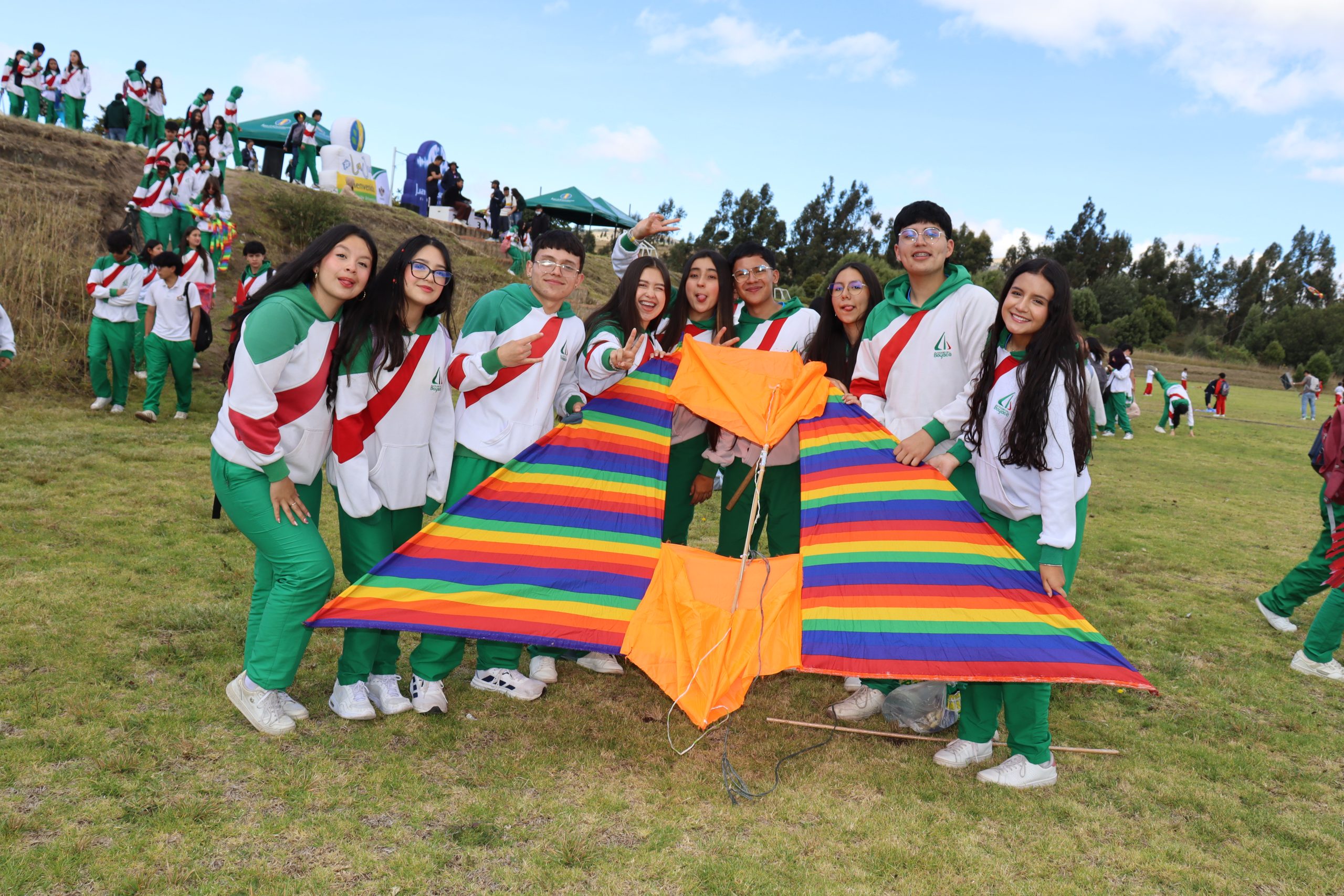 ¡Nuestros-estudiantes-vuelan-alto-en-el-IV-Festival-de-Cometas-de-La-Juan