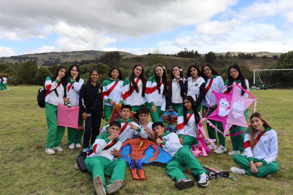 ¡Nuestros estudiantes vuelan alto en el IV Festival de Cometas de La Juan! ¡Nuestros estudiantes vuelan alto en el IV Festival de Cometas de La Juan!