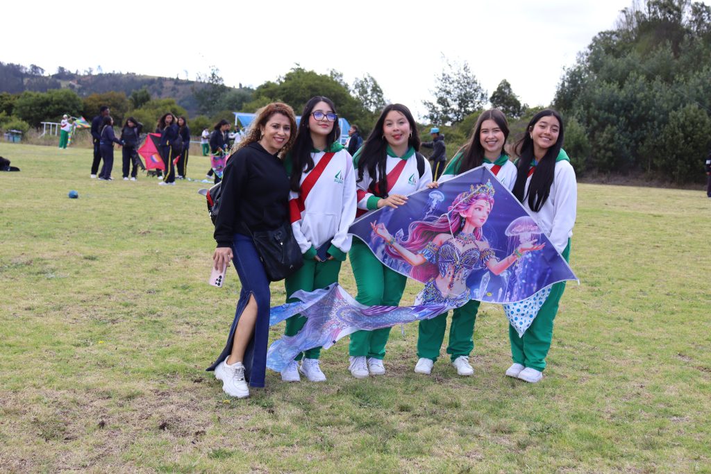 ¡Nuestros estudiantes vuelan alto en el IV Festival de Cometas de La Juan! ¡Nuestros estudiantes vuelan alto en el IV Festival de Cometas de La Juan!